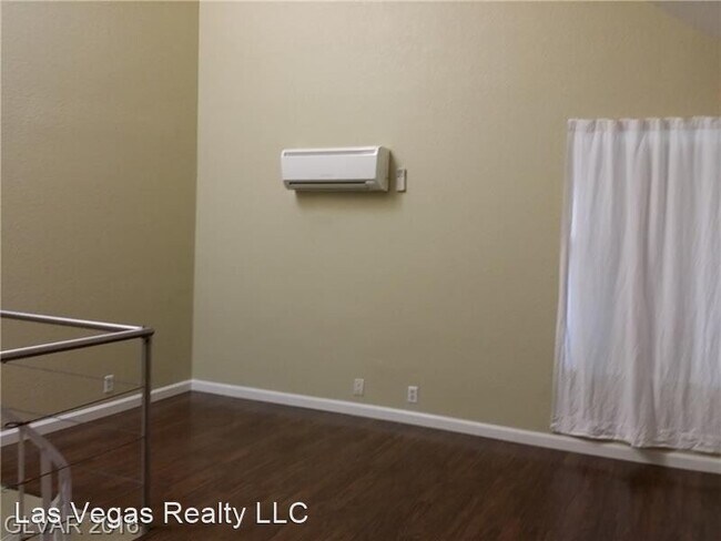 Foto del edificio - 1 br, 1.5 bath House - 530 Elm Dr. #206