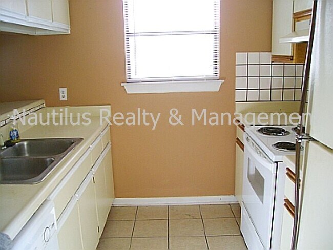 Building Photo - 8127 Sunset Ave
