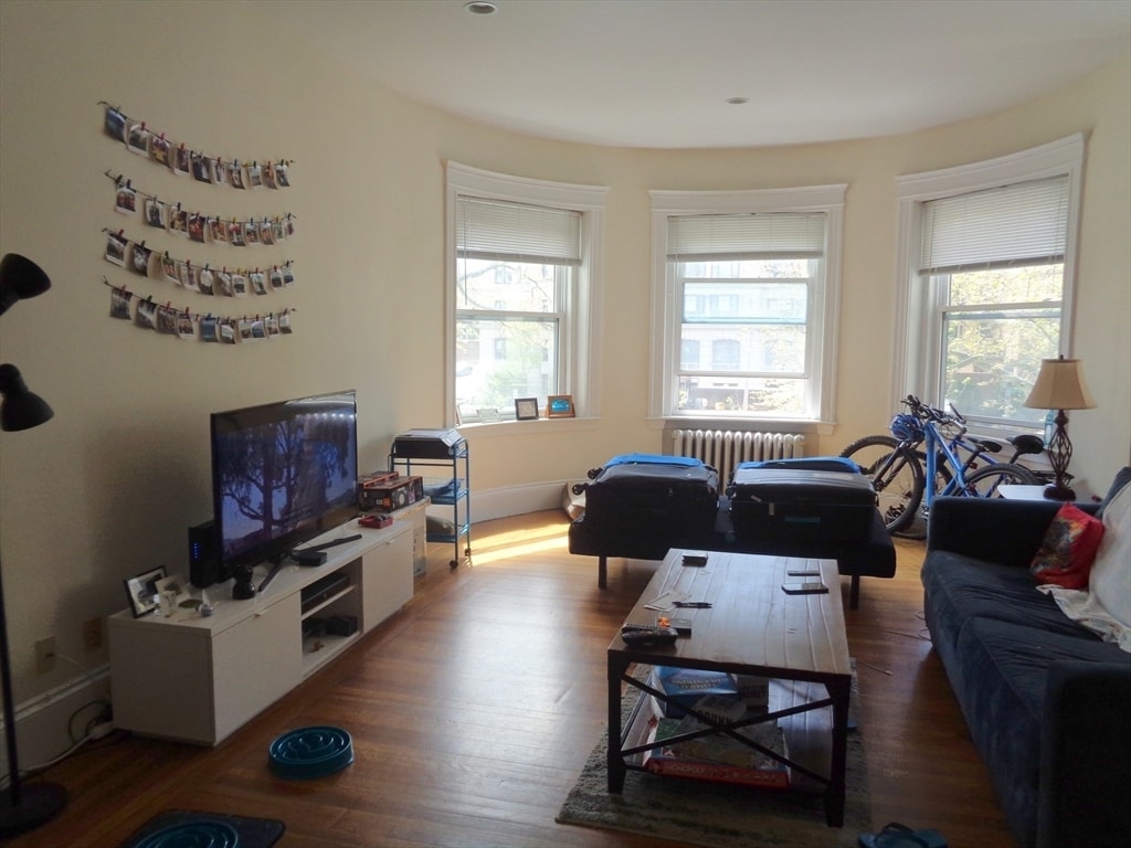 Primary Photo - 1079 Beacon St