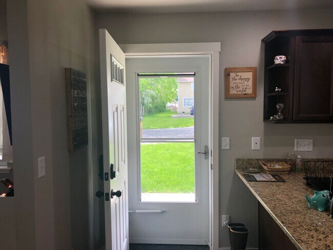 Foto del edificio - Newer Pet Friendly Home with detached Garage close to Barkley Trail system