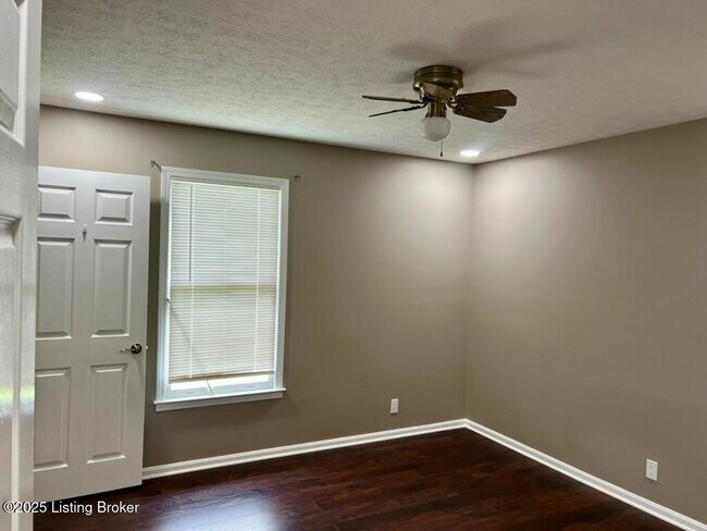 Building Photo - 4901 Hunters Point Cir