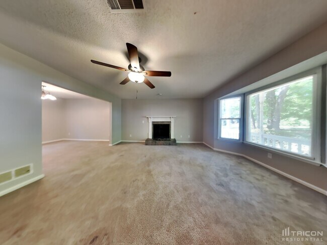Building Photo - 1051 Park Creek Cir