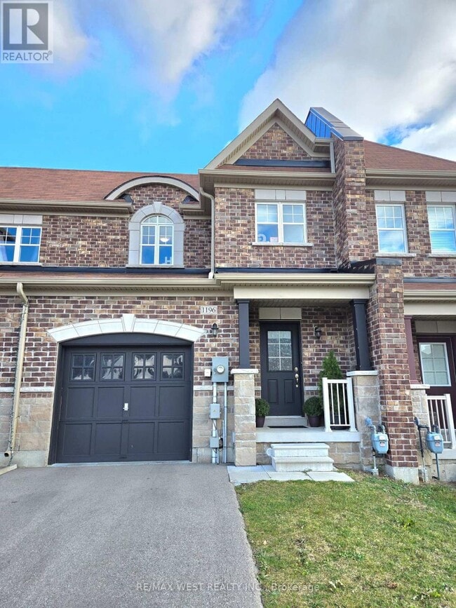 Building Photo - 1196 Peelar Cres
