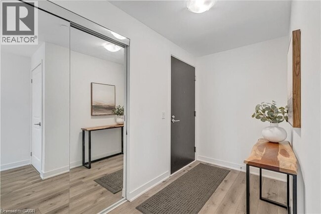 Building Photo - 2007 James St