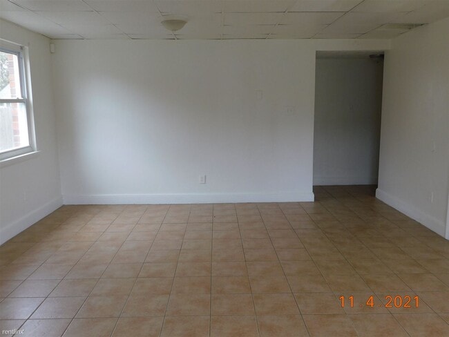 Building Photo - 3 br, 1.5 bath Townhome - 879 S Club House...
