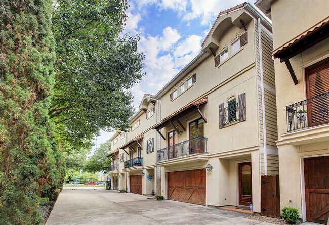 Building Photo - 418 Lovett Blvd