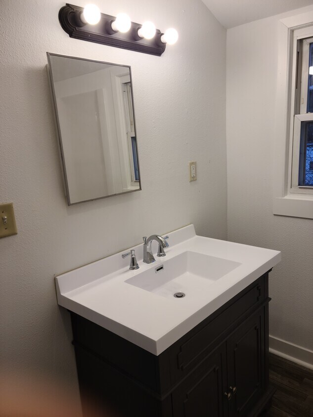 Foto del edificio - 907 E 9th St