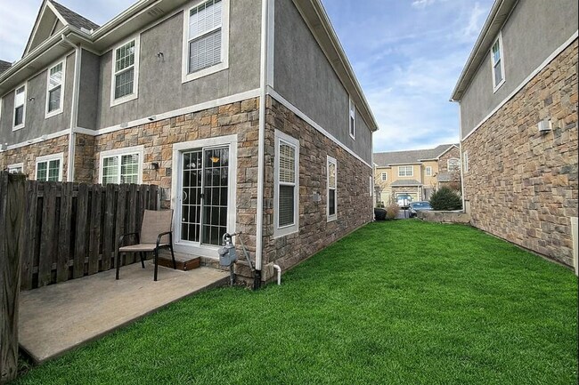 Foto del edificio - Low Maintenance Townhouse near Bluhawk in Blue Valley Schools