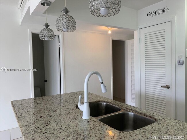 Foto del edificio - 1865 79th Street Causeway