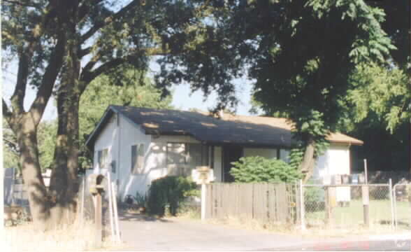 Primary Photo - 462 N Windsor Ave