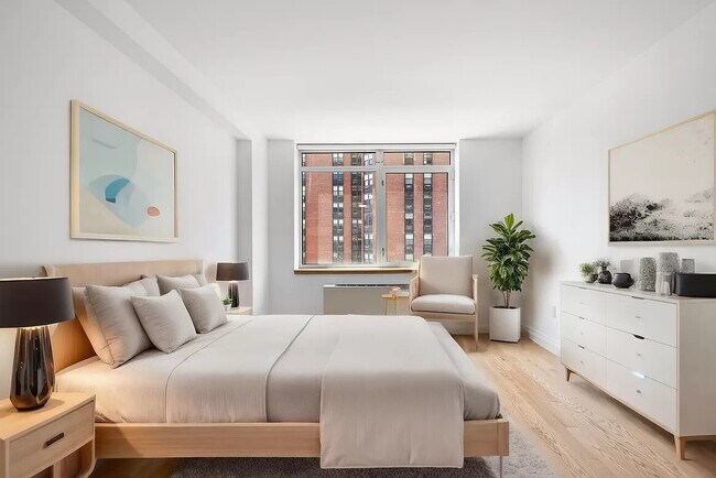 Foto del edificio - Open-Concept Living in a Prime Location