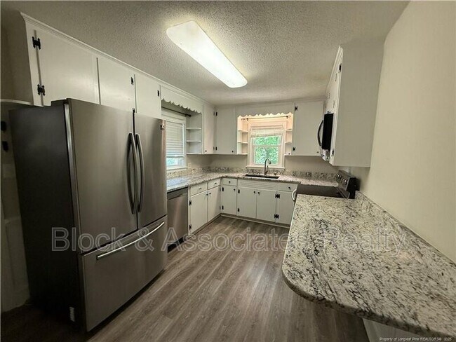 Foto del edificio - 907 Evans Dr