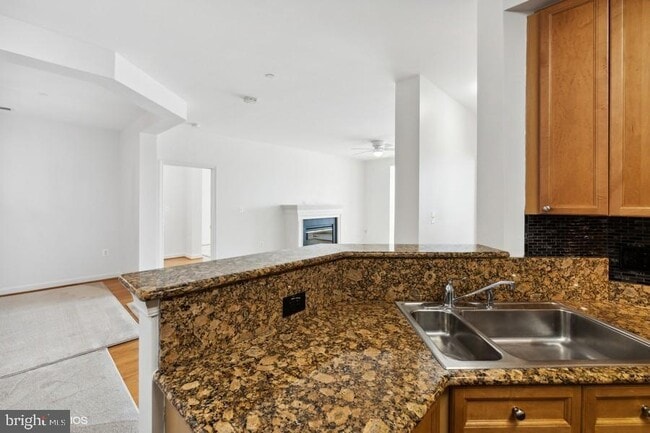 Foto del edificio - 500 Belmont Bay Dr