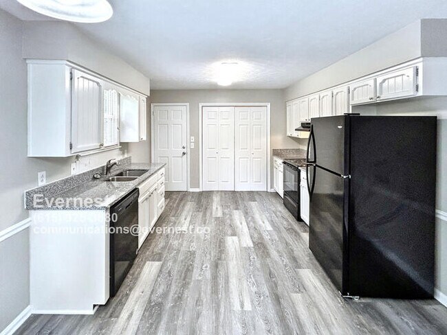 Foto del edificio - Inviting 3-Bedroom Home with Fenced Yard a...