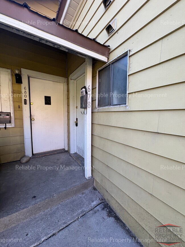 Building Photo - 678 N Water Ave