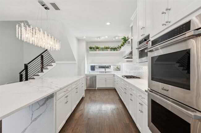 Foto del edificio - 6441 Royalton Dr