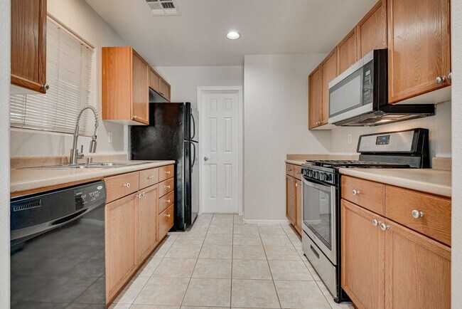 Building Photo - Beautiful 3-bedroom, 2.5-bathroom in ameni...