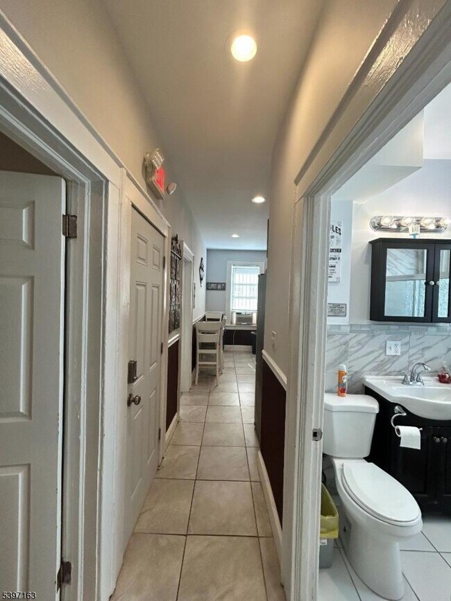 Foto del edificio - 142 Mapes Ave