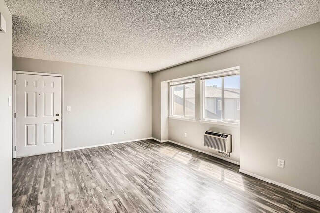 Building Photo - Amazing 2nd Floor Apartment!! A/C!! Pet Fr...
