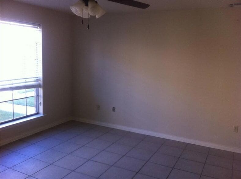 Building Photo - 126 Lakewood Dr