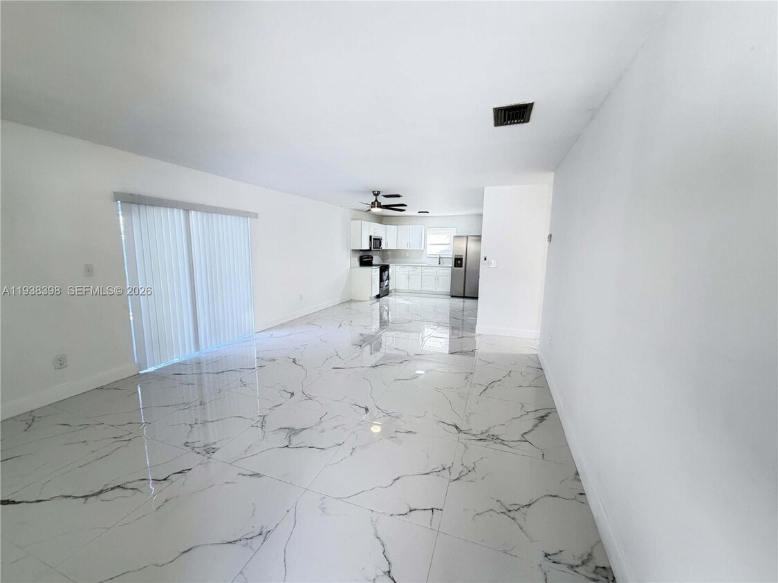 Photo - $2,500 133 SE 2nd ave #2