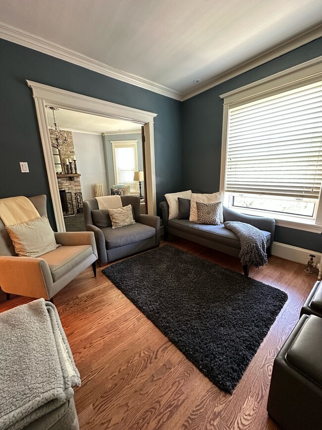 TV room - 3808 N Pine Grove Ave