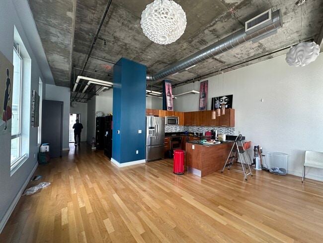 Building Photo - 645 W 9th St