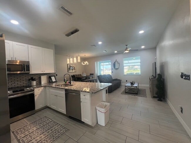 Building Photo - Stunning furnished Pool Home for Rent in N...