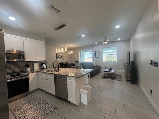 Foto del edificio - Stunning furnished Pool Home for Rent in N...