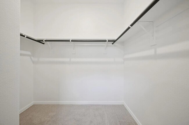 Foto del edificio - 524 Clover Crk Dr