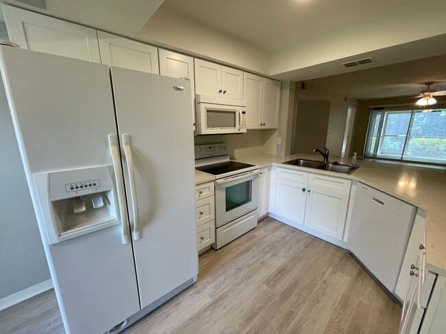 Foto del edificio - ANNUAL RENTAL - PINE HAVEN-2 BED/2 BATH --...