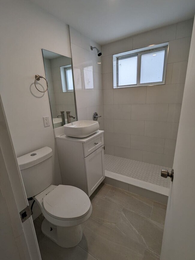 Building Photo - Beautiful studio apartment in a great loca...