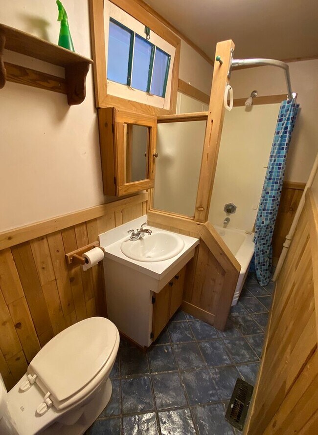 Building Photo - Cute Single Family Detached Home with Fenc...