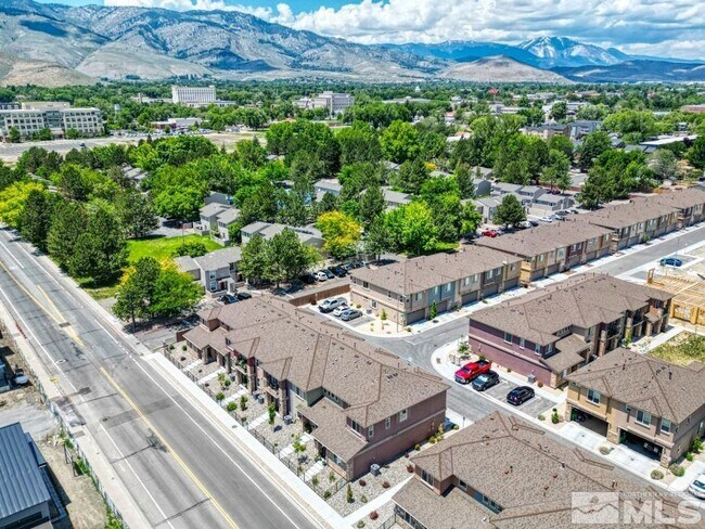 Foto del edificio - Townhome short drive to freeway. 3 bedroom 2 1/2 baths