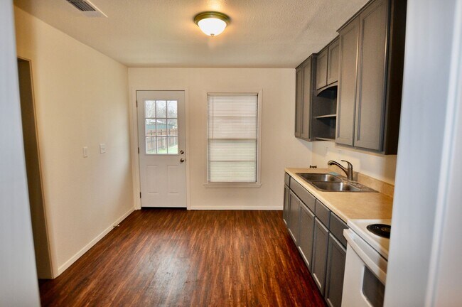 Building Photo - FOR LEASE! Nice Newly Remodeled 3 BR - 1 B...
