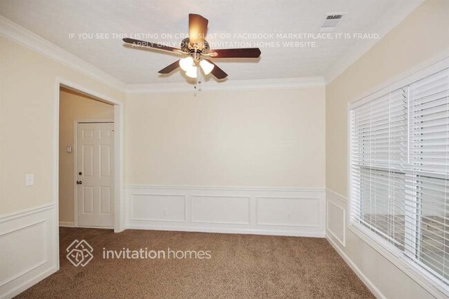 Building Photo - 2245 Village Green Dr