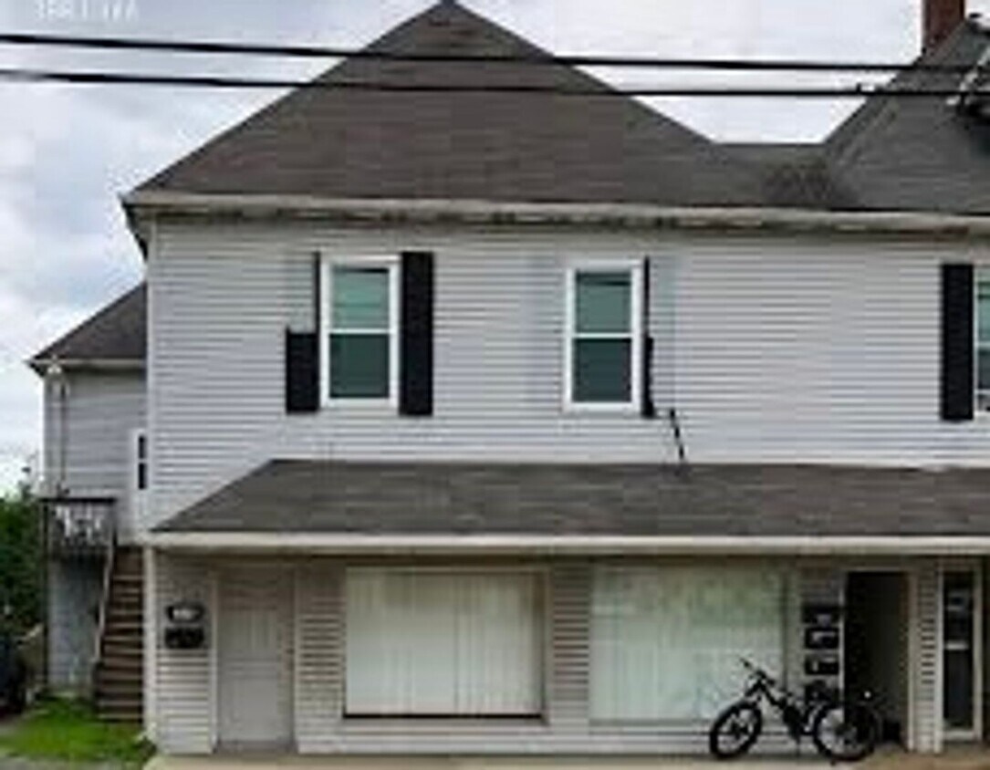 502504 N Broad St Unit 1/2 2nd Floor, Grove City, PA 16127 Room for