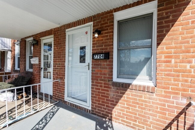 Foto del edificio - 7704 Gough St