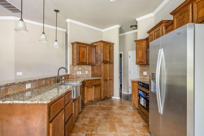 Foto del edificio - Charming home in Montague + 3 bedrooms + 3 car garage