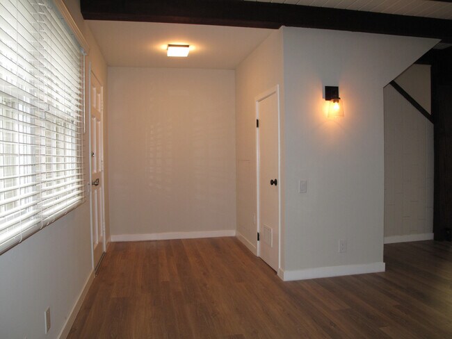 Foto del edificio - 1833 Canyon Dr