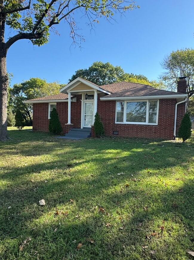 Foto del edificio - 3 Bed / 2 bath on 1.2 ACRES - 3 car garage...