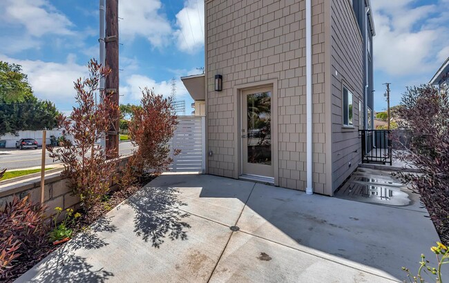 Building Photo - Grant Avenue B