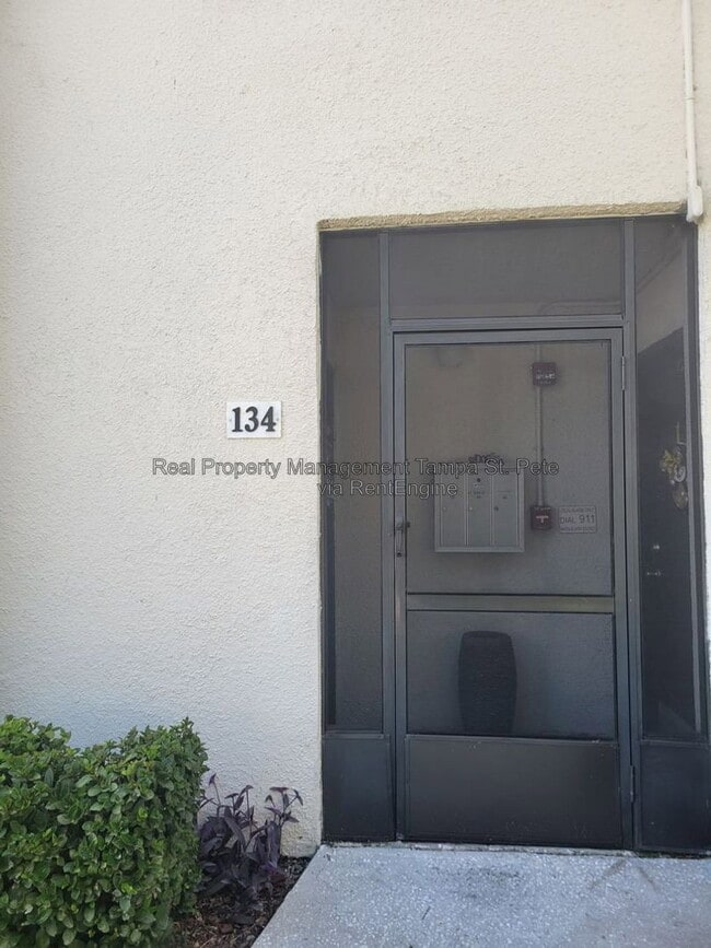 Building Photo - 711 Russell Ln