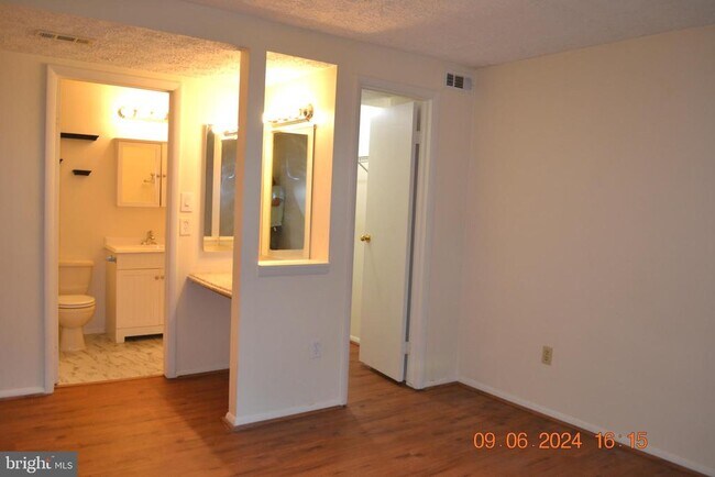 Building Photo - 8042 Abbey Ct