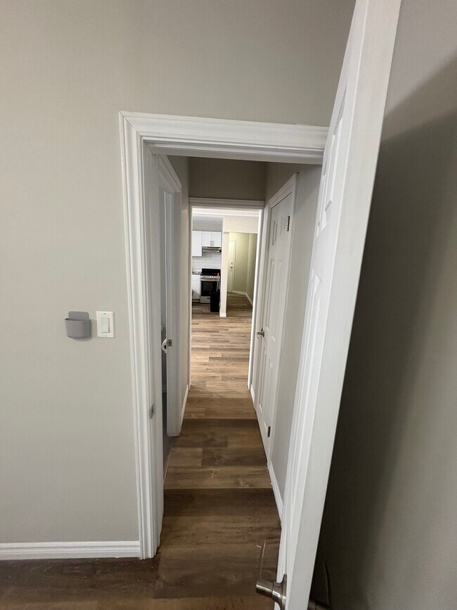 Photo du bâtiment - Stylish 1-Bedroom Apartment in Prime Location