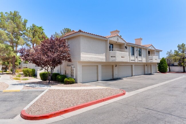 Foto del edificio - Remodeled 3-Bedroom Condo with Fireplace 8...