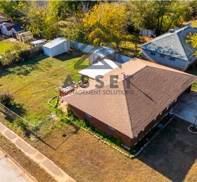 Building Photo - Cute 4 bedroom House