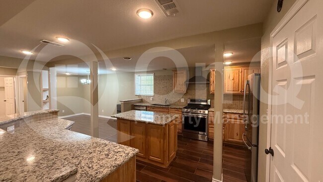Building Photo - 925 Jennings Ln