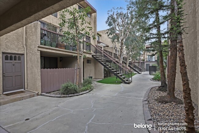 Building Photo - 22038 Vanowen St