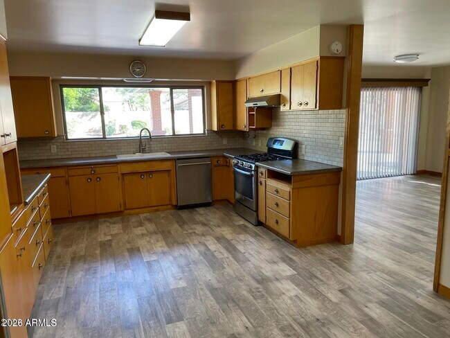 Building Photo - 375 S Buena Vista Ave